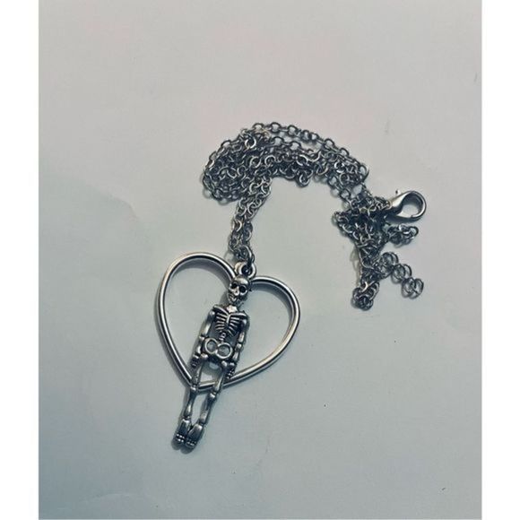 PRETTY GOTH SILVER SKELETON HEART NECKLACE - Picture 1 of 6